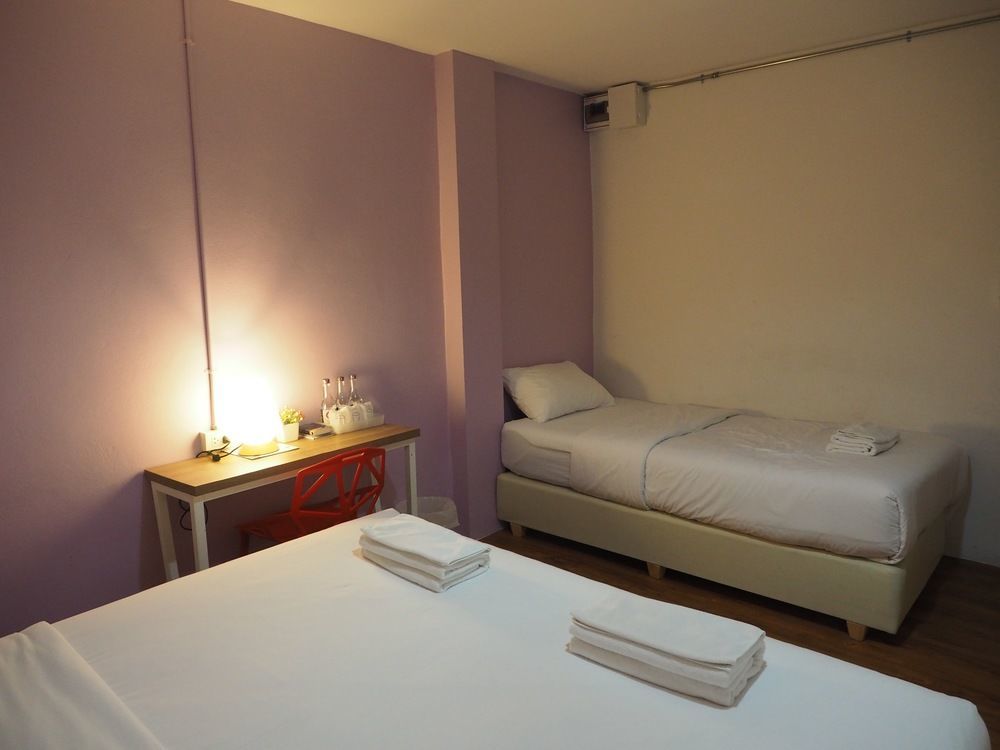 63 Bangkok Hotel Bagian luar foto