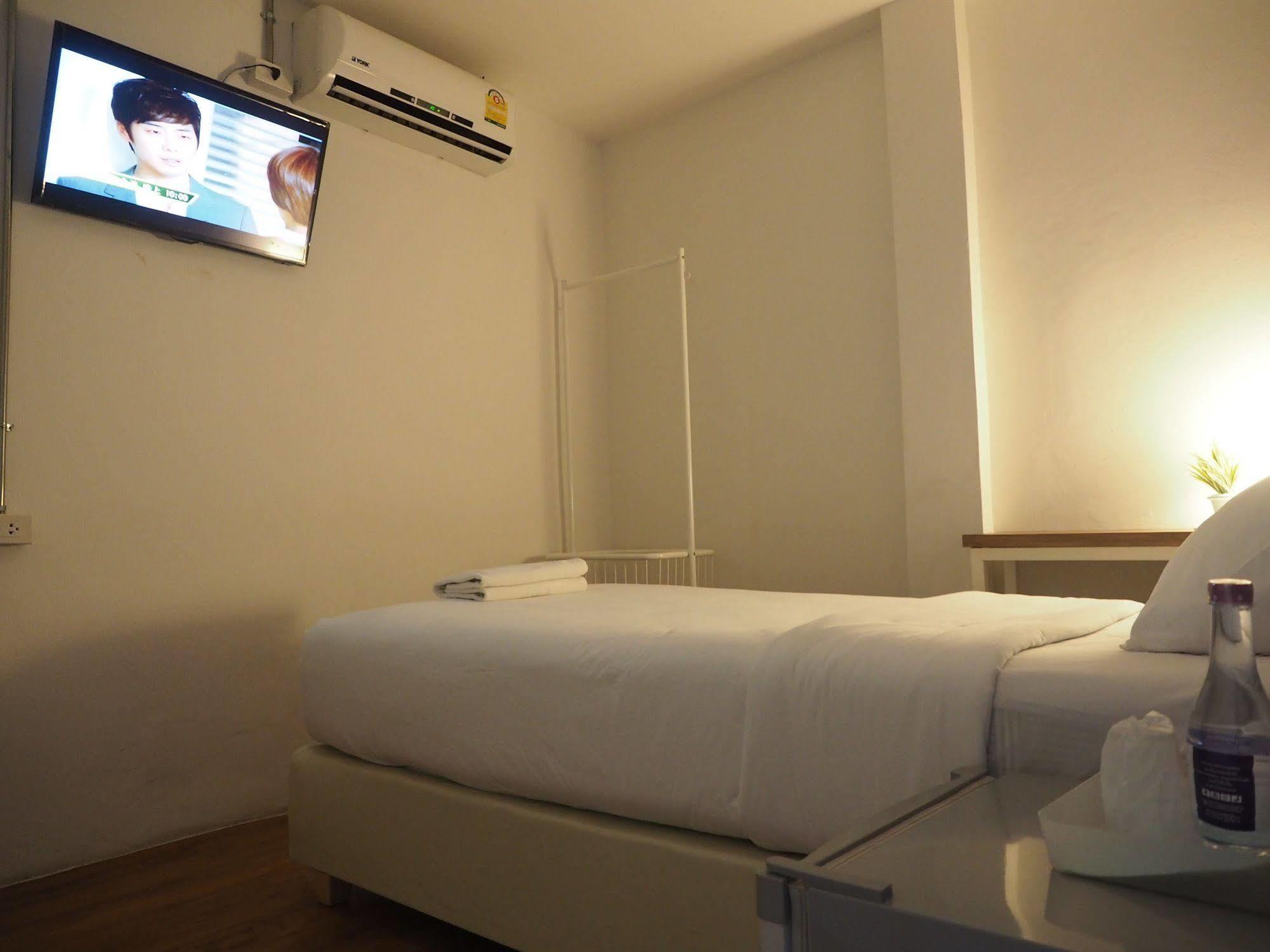 63 Bangkok Hotel Bagian luar foto