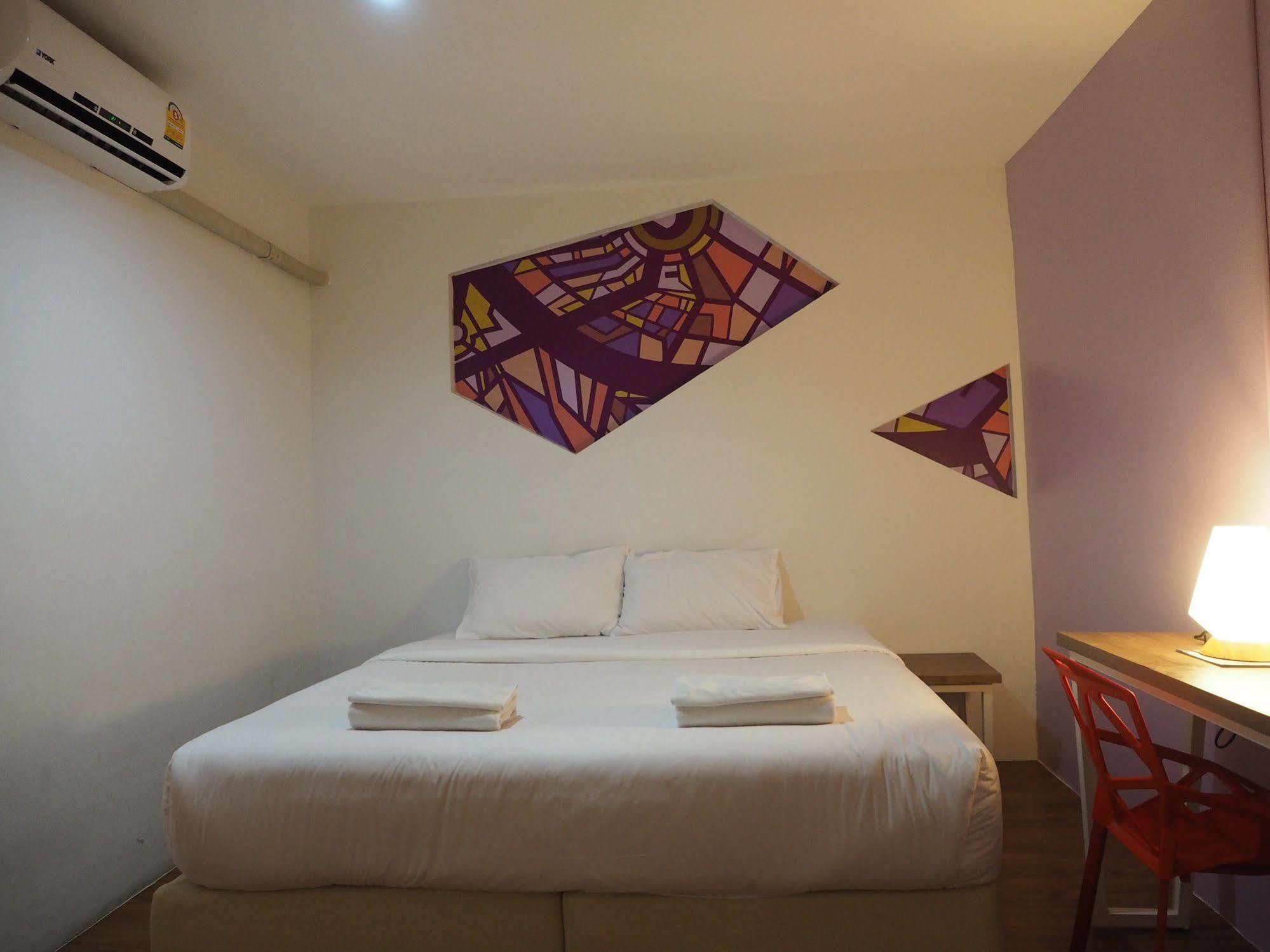 63 Bangkok Hotel Bagian luar foto