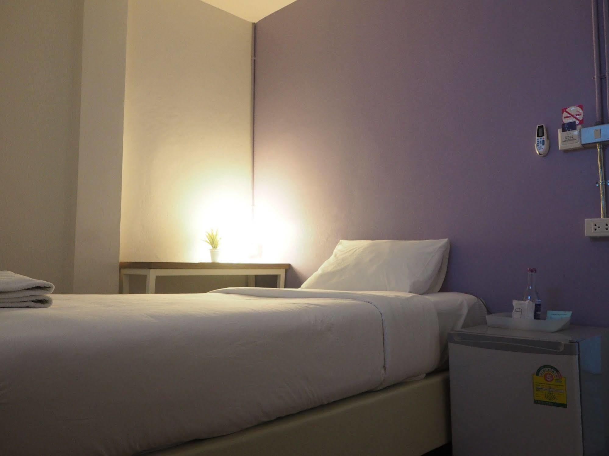 63 Bangkok Hotel Bagian luar foto
